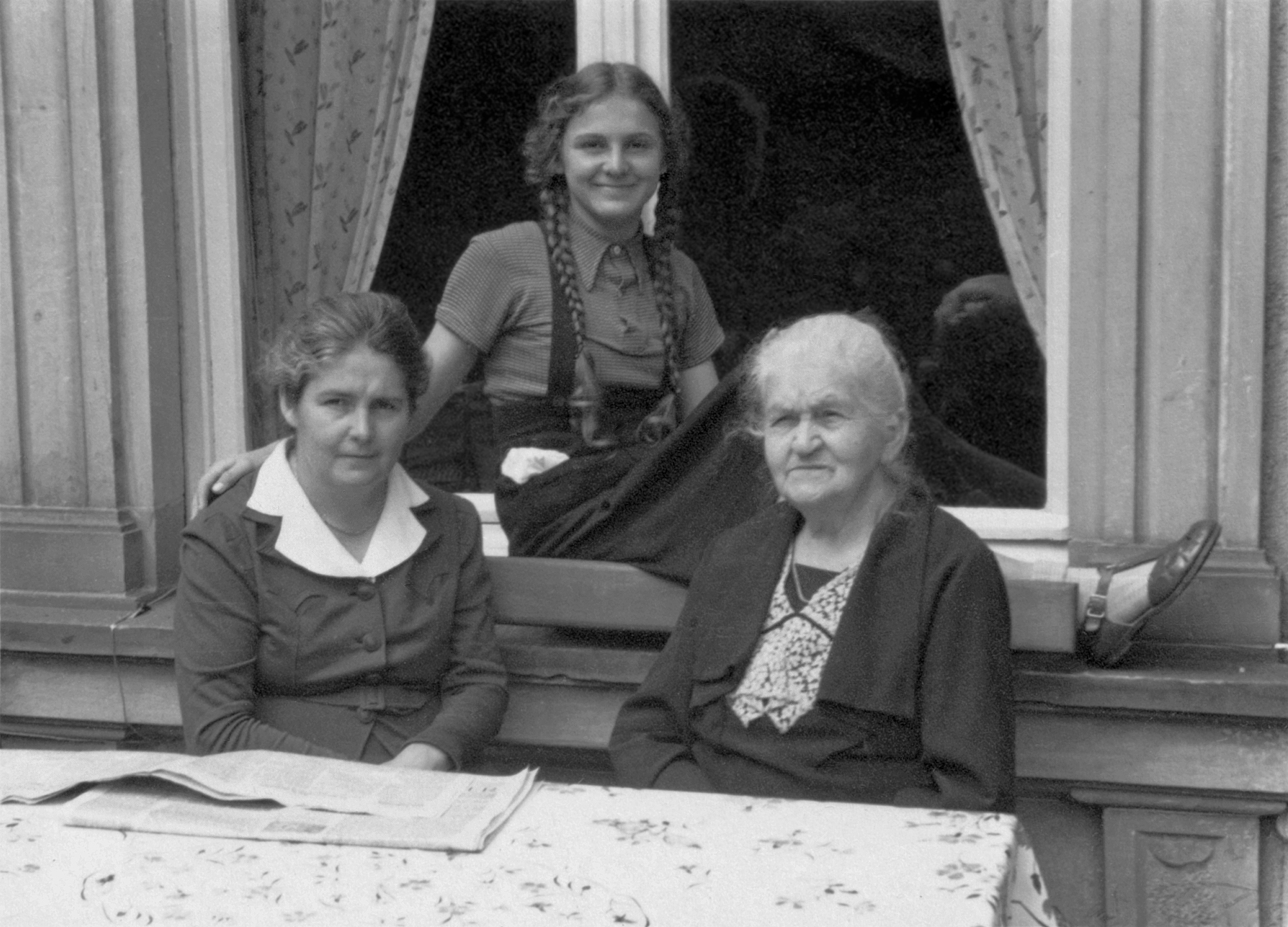 Mit Mutter und Oma an Terrassentisch