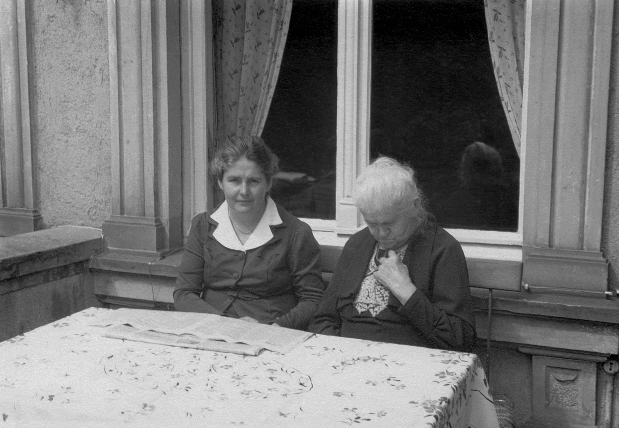 Mutter und Oma an Terrassentisch