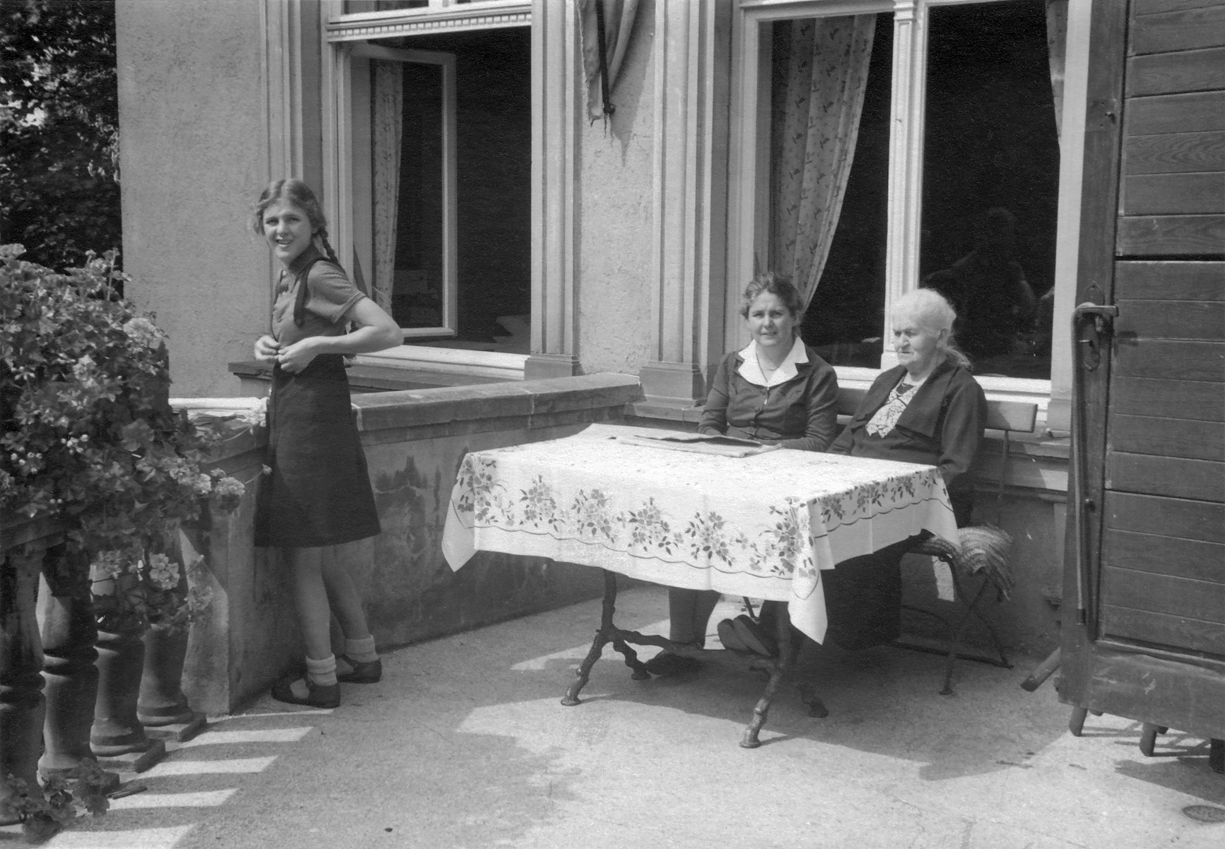 Auf der Terrasse mit Mutter und Oma beim Rock binden