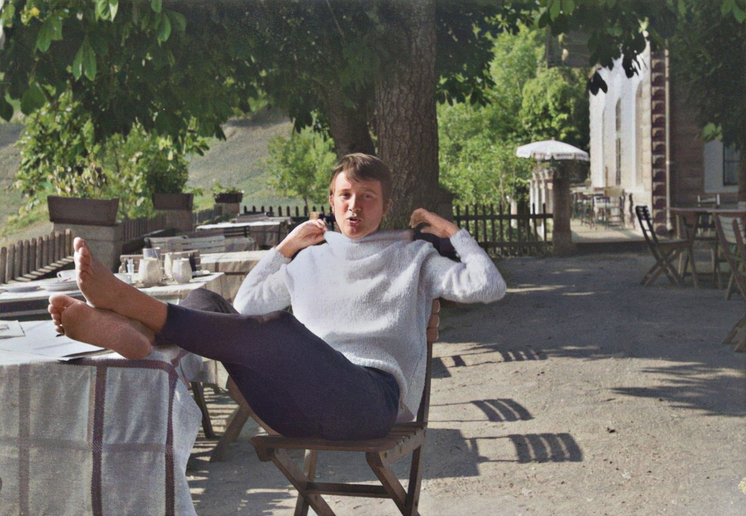 Gartenlokal, Fuesse auf Tisch