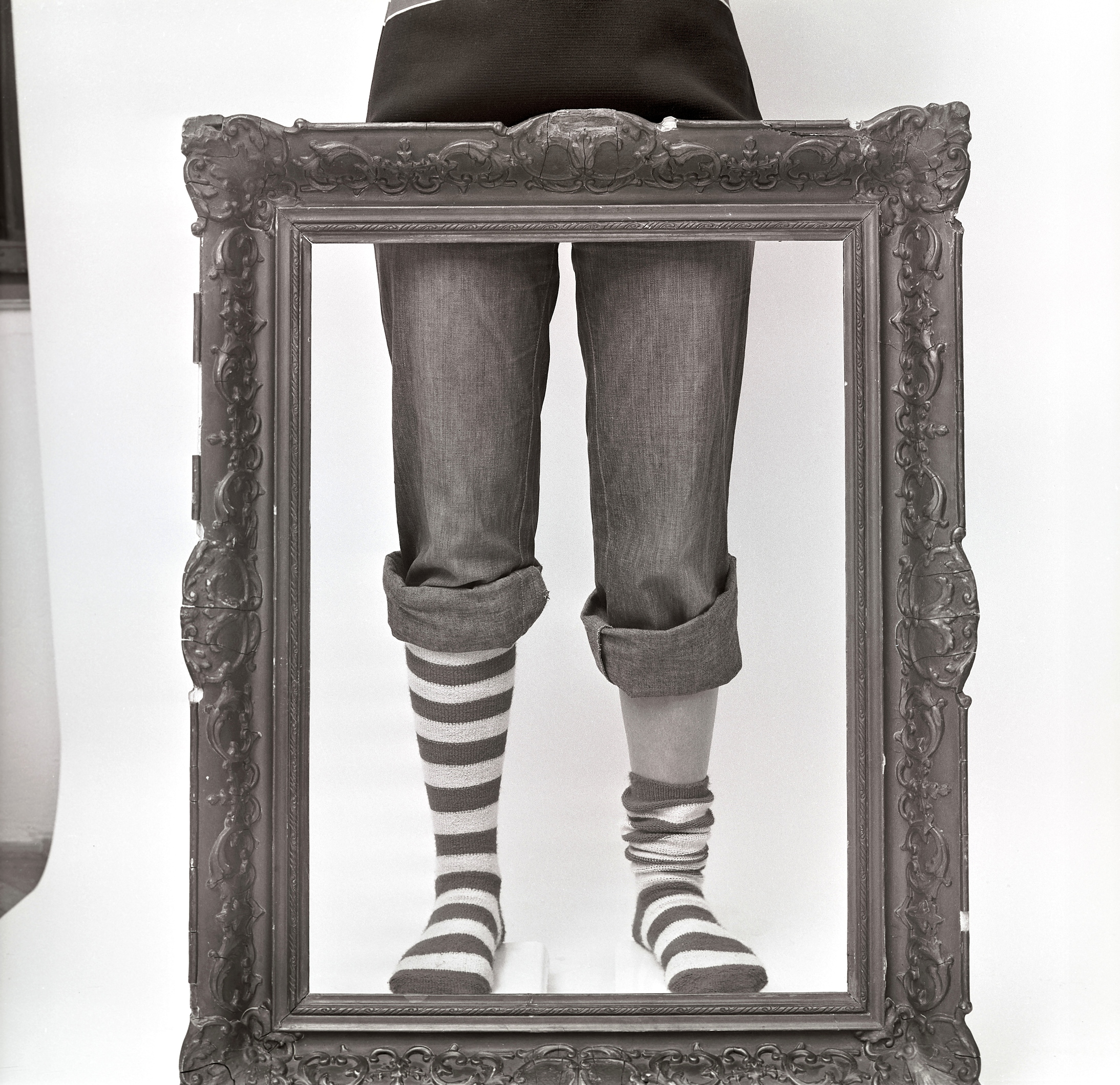 Jeans und Ringelsocken im Bilderrahmen