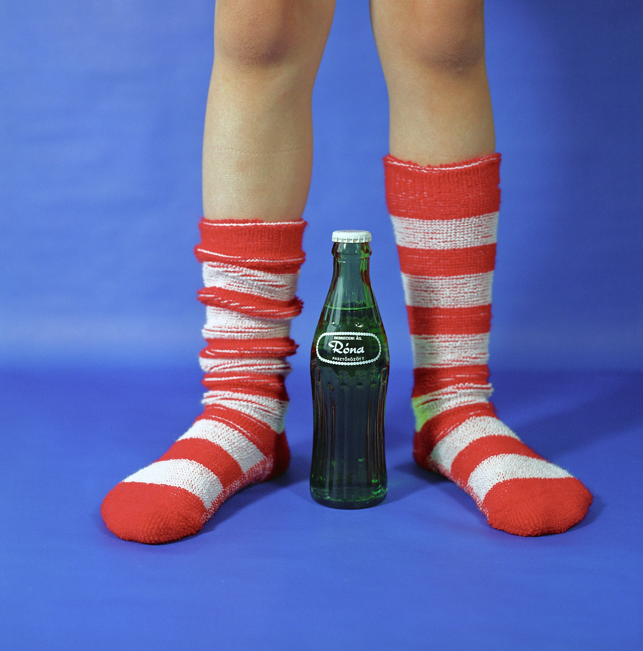 Ungarische Limoflasche zwischen Ringelsocken