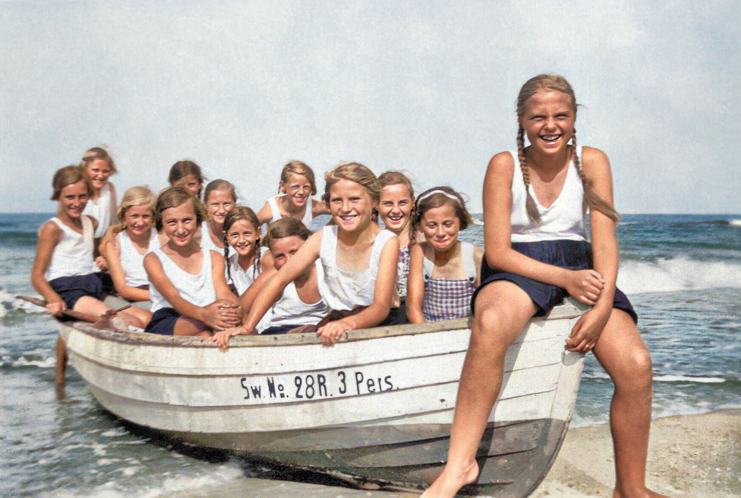 Gruppe Mdels im Boot am Strand von Koserow