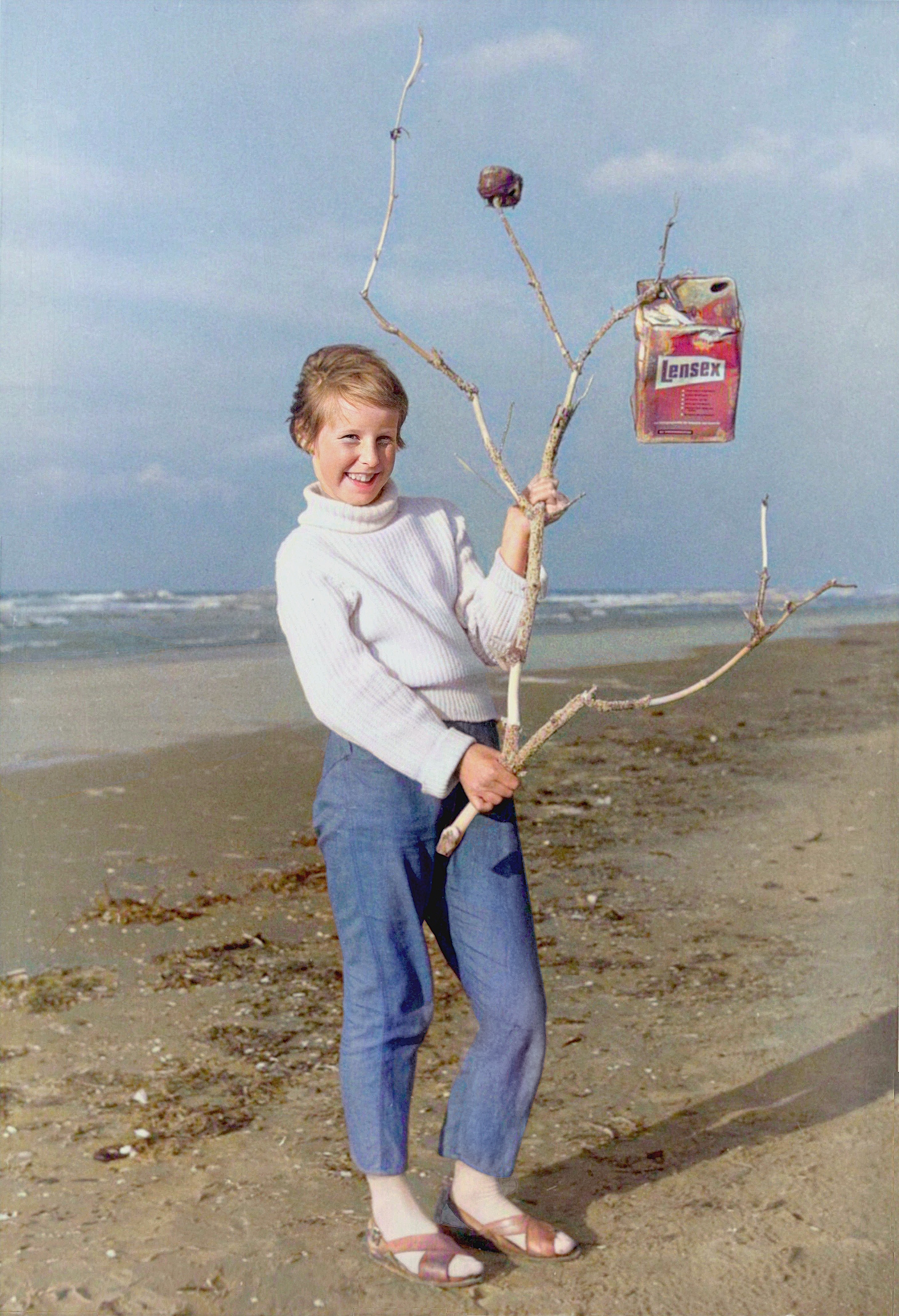 Am Strand mit Lensex-Kanister