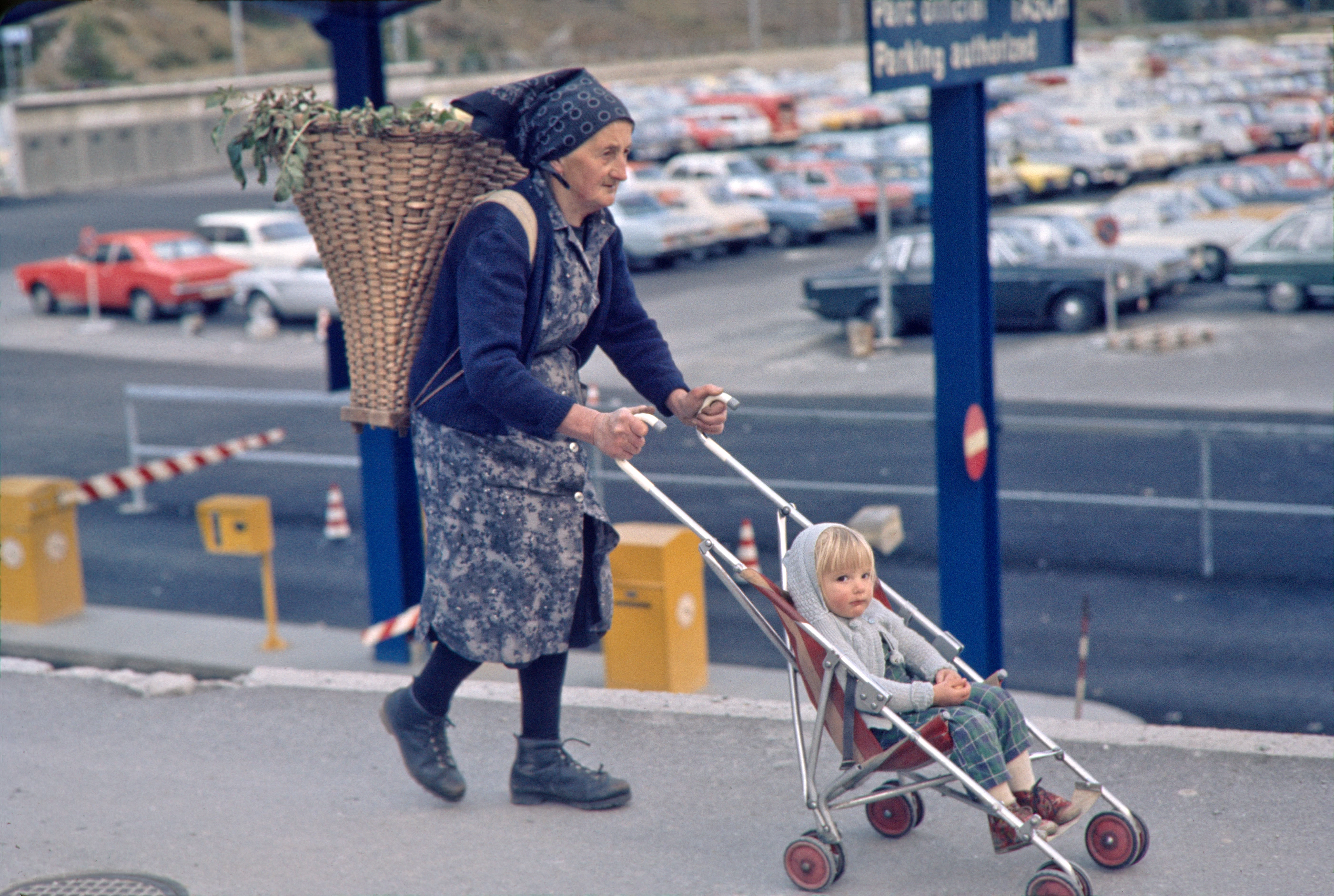 Am Parkplatz mit Kiepe und Kinderwagen