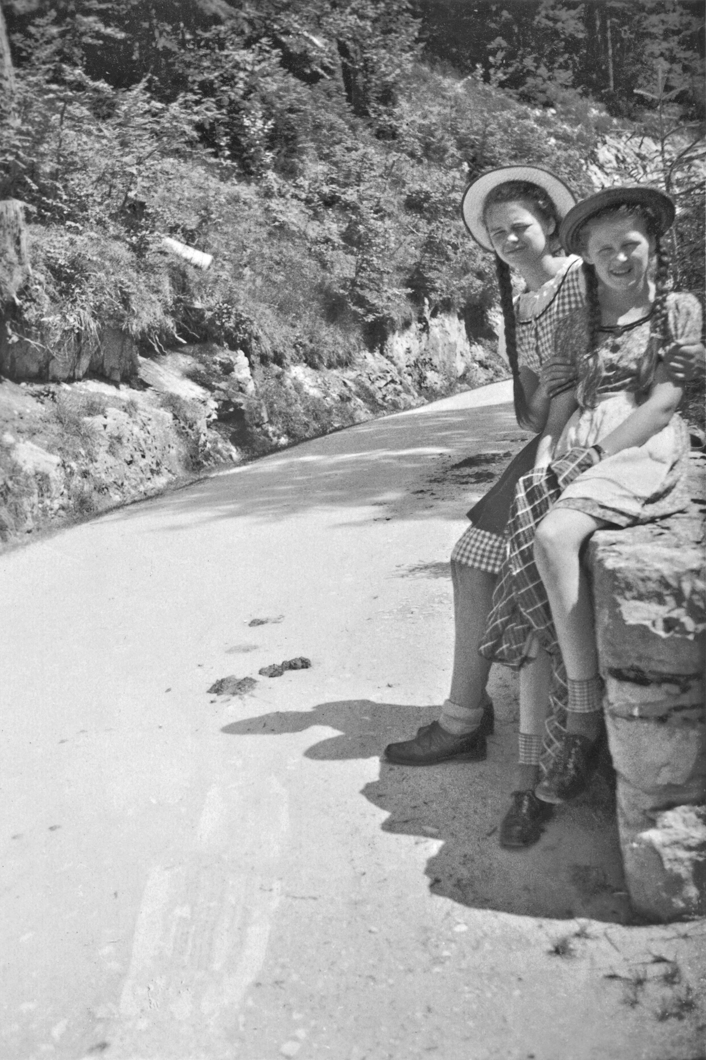 Zwei Schwestern in Mittenwald am Rand des Wanderweges