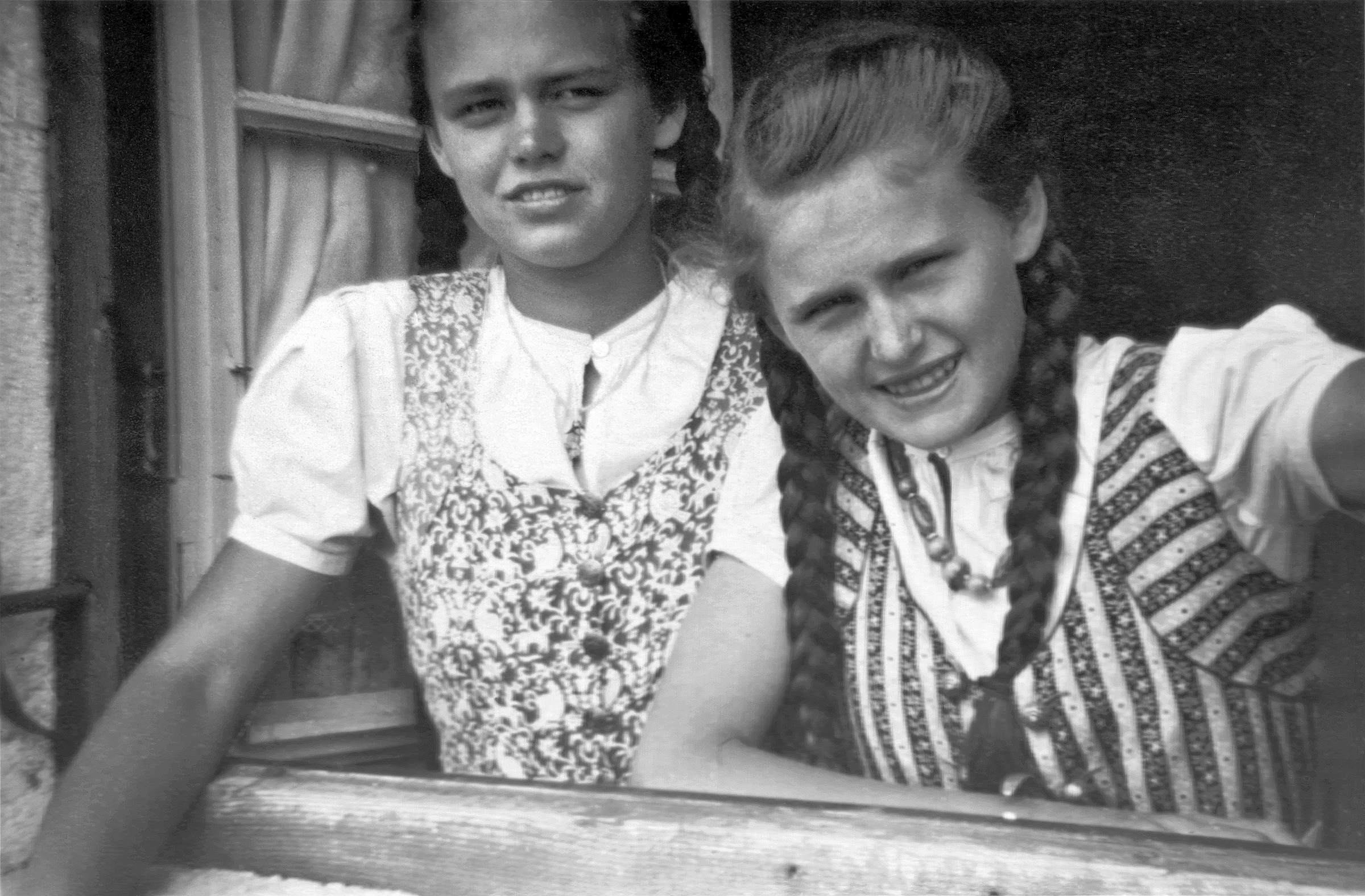 Zwei Schwestern in Mittenwald, Fensterblick
