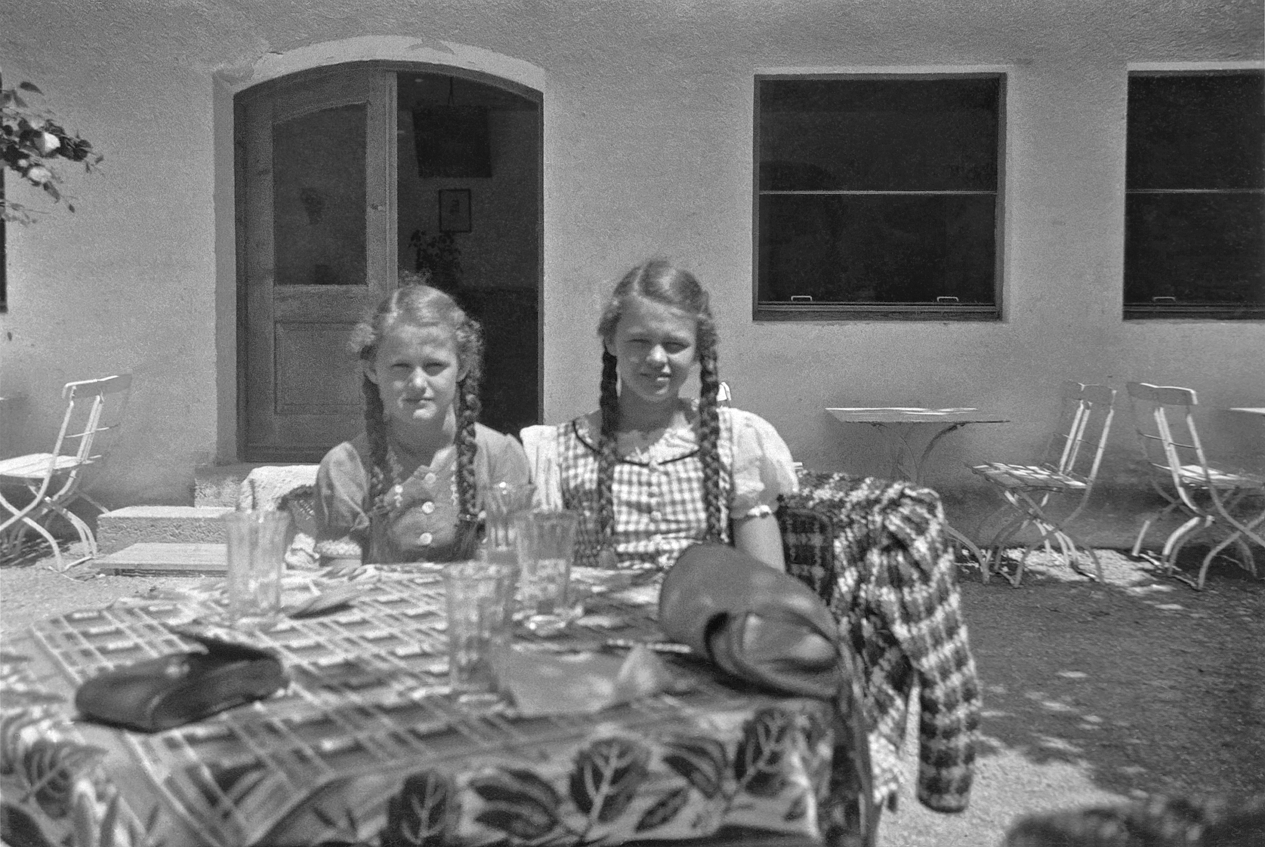 Zwei Schwestern in Mittenwald im Gartencafé