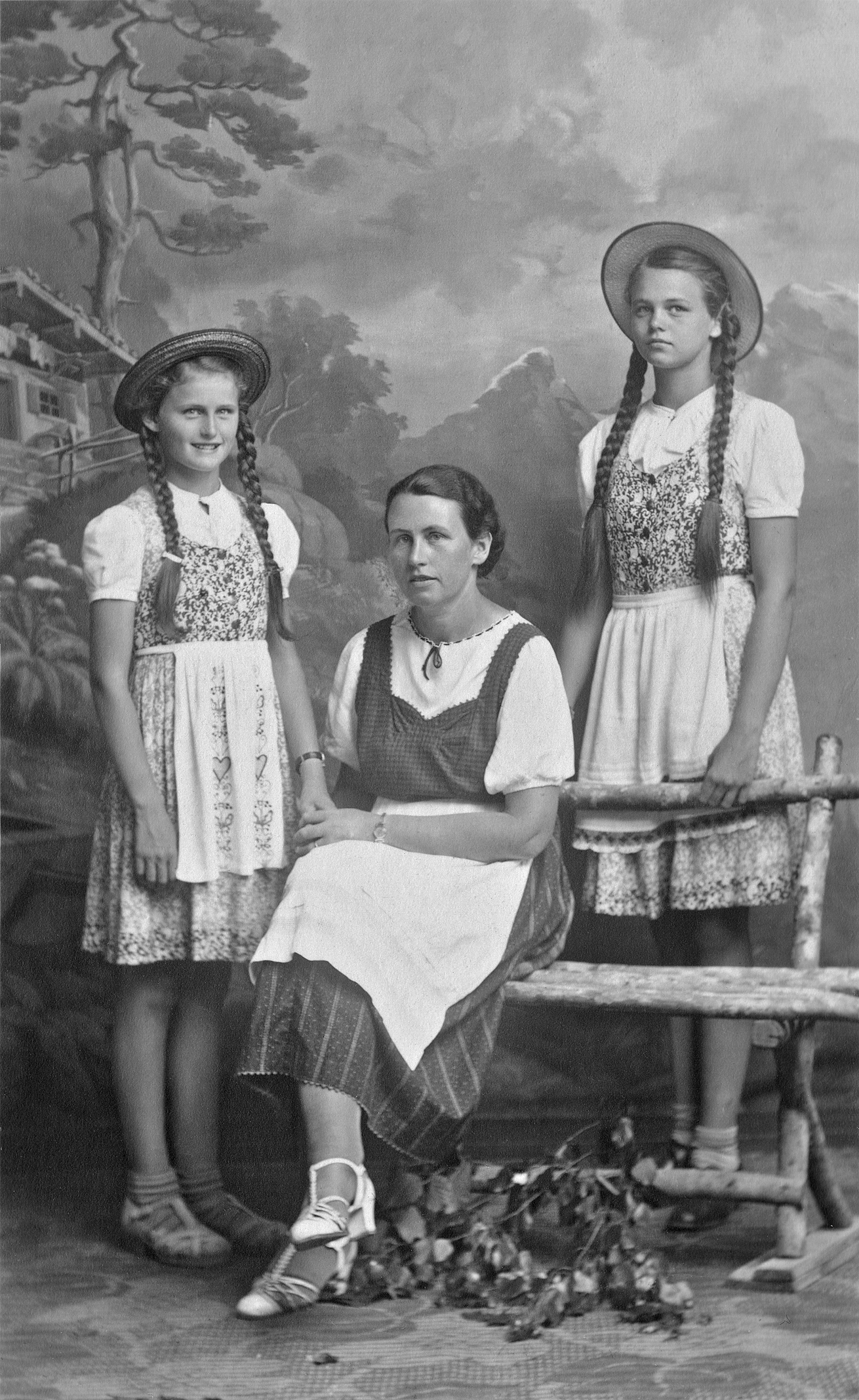 Zwei Schwestern in Mittenwald im Fotostudio